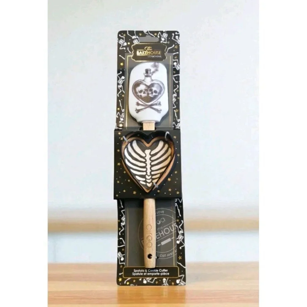 New Halloween Spooky Skull Heart Potion Spatula and Cookie Cutter Set